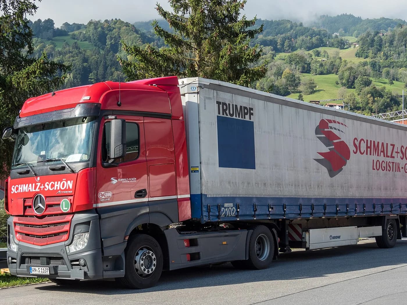 Mercedes-Benz Actros 3352S 6×4 with Paramount lowbed — representative photograph
